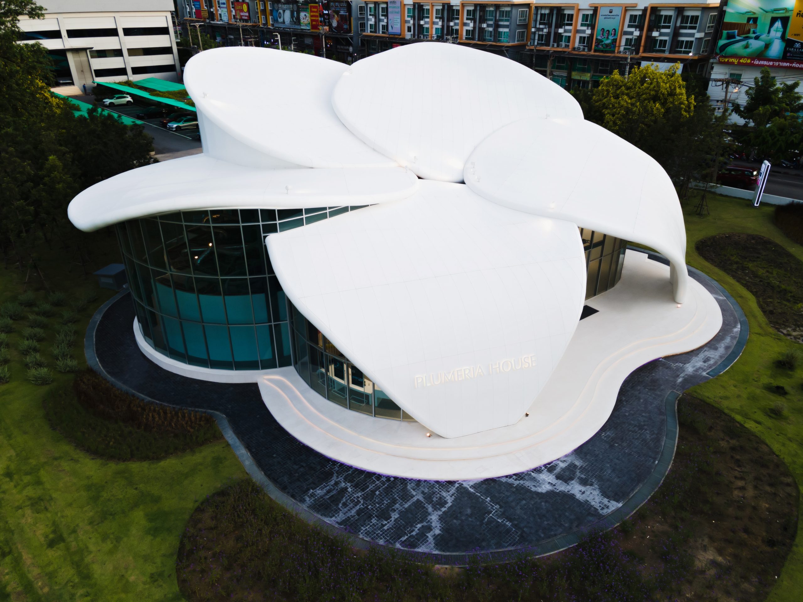 Solid Bright White_BW010_Facade_Thailand_Plumaria House_210624